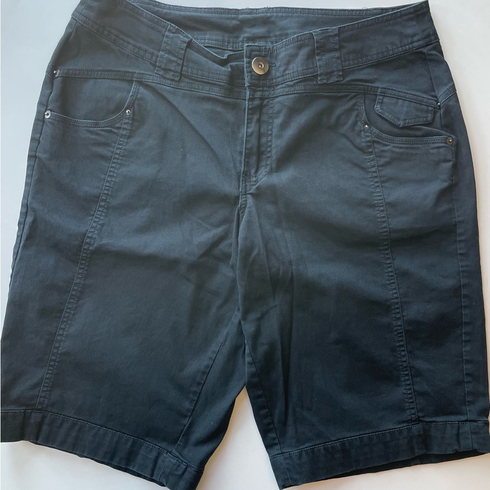 Venezia Bermuda mid-rise black shorts 14
